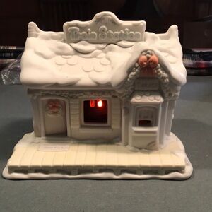 Precious Moments Sugar Town Lighted Train Station and 3 Figurine’s